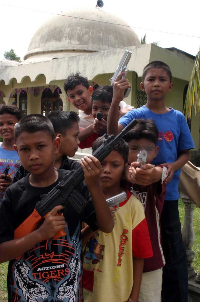 Anak-anak dengan senjata mainan mereka di kawasan Pidie