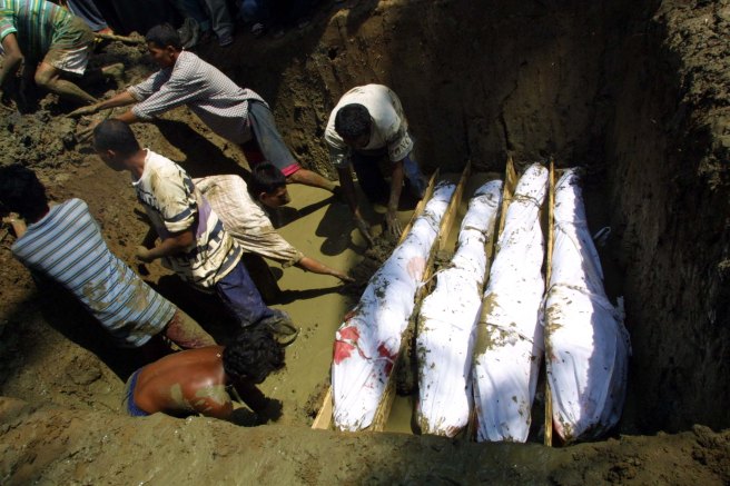 Pemakanan massal korban sipil di Desa Mata Mamplam Bireun